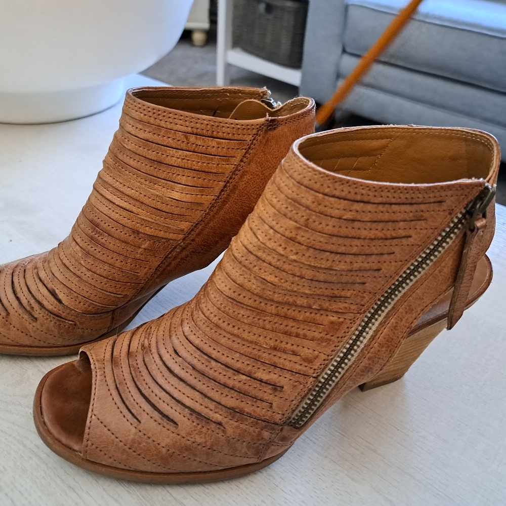 Paul Green summer, open-toe woven leather shoes